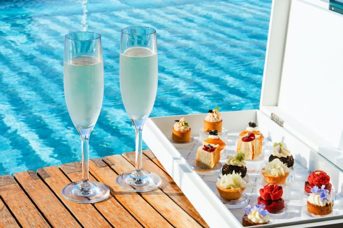 高雄承億酒店，全台唯一透明無邊際泳池畔酒吧，POOLBAR 夏日雙人午後茶，優雅登場